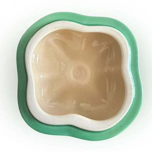 Le Creuset Petite Bell Pepper Casserole Dish – Jade Green – Stoneware - Picture 2 of 6